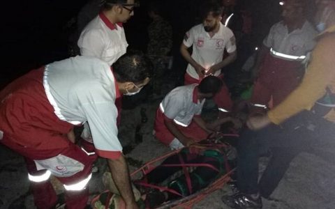 نجات ۲ گردشگر پس از سقوط از ارتفاعات تنگ رغز