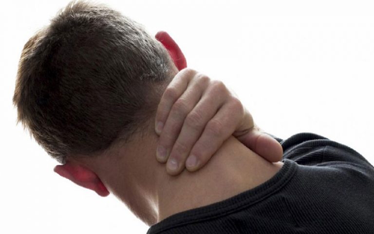 ۱۰ راهکار بسیار موثر برای درمان درد گردن در خانه