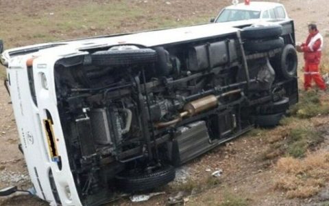 ۱۶ مصدوم در واژگونی مینی بوس حامل کارگران در قصرشیرین
