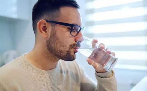 ۵ وضعیتِ جسمی همراه با هشدار تشنگی