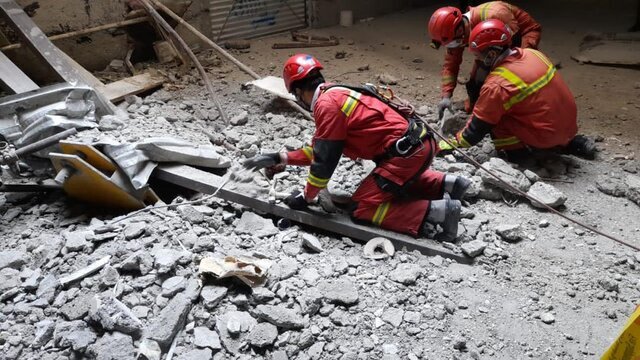 سقوط اتاقک جرثقیل از طبقه شانزدهم یک برج در تهران