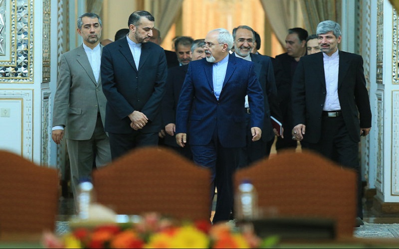 رسانه‌های معتبر خارجی در ساعات گذشته از تحولات و رویدادهای مرتبط با ایران غافل نبوده و مطالب قابل‌تأملی را پیرامون مسائل مرتبط با ایران به رشته تحریر درآوردند مثل پایگاه خبری المانیتور، اندیشکده شورای آتلانتیک و اندیشکده اوراسیاریویو تأکید بر موضوعاتی چون ایران، حزب الله در دستور کار بنت و بایدن هستند، چهره جدید ایران در جهان ظریف نیست، یک سوم ایرانیان در فقر مطلق زندگی می کنند، نوشتند.