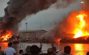 آتش سوزی مشکوک ۵ شناور در بندرگناوه