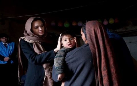 آنجلینا جولی: از آمریکایی بودنم شرمسارم 1 آنجلینا جولی: از آمریکایی بودنم شرمسارم