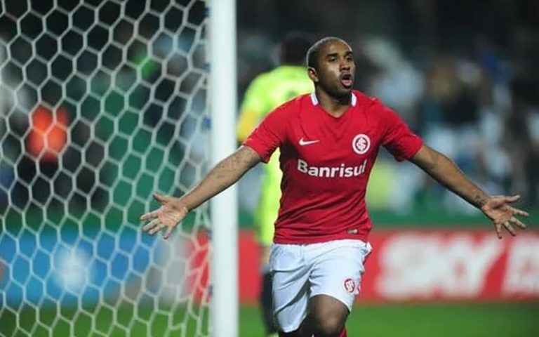 اتهام پولشویی و سرقت از بانک به یک فوتبالیست