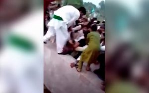 حمله-400-مرد-به-دختر-اینفلوئنسر-در-پاکستان