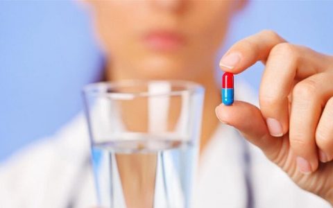 خوردن قرص بدون آب خطرناک است؟ 1 خوردن قرص بدون آب