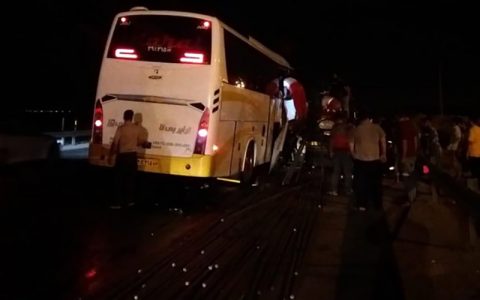 ۲۲ نفر مصدوم در تصادف اتوبوس با تریلر جاده کاشان- قم 1 ۲۲ نفر مصدوم در تصادف اتوبوس با تریلر جاده کاشان- قم