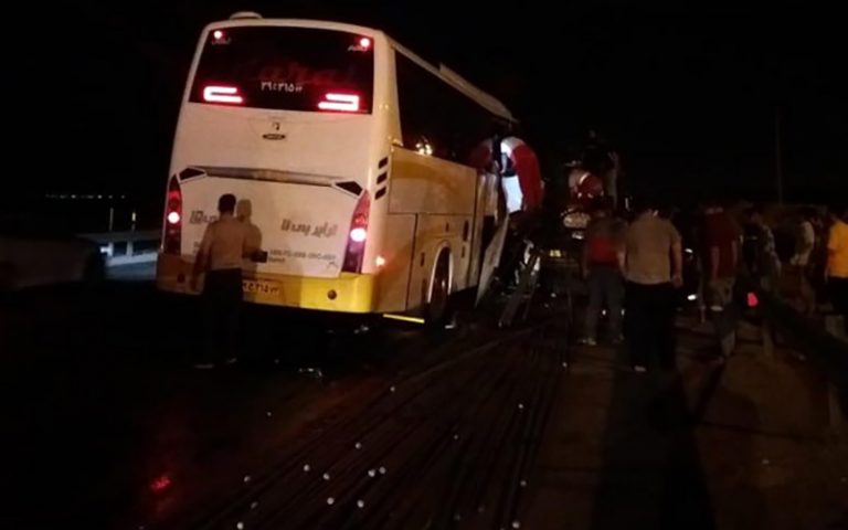 ۲۲ نفر مصدوم در تصادف اتوبوس با تریلر جاده کاشان- قم