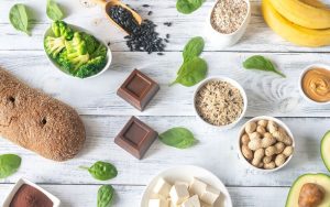 ۷ غذایی که هرگز نباید قبل از خواب بخورید