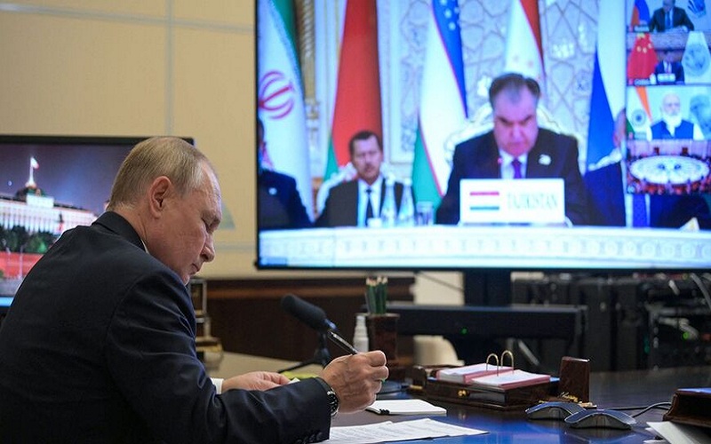 «بازتاب» سعادت شریفی پور - رسانه‌های معتبر خارجی در ساعات گذشته از تحولات و رویدادهای مرتبط با ایران غافل نبوده و مطالب قابل‌تأملی را پیرامون مسائل مرتبط با ایران به رشته تحریر درآوردند مثل خبرگزاری اسپوتنیک، پایگاه خبری المانیتور و نشریه نشنال اینترست تأکید بر موضوعاتی چون دانشمند هسته ای ایران با ربات مسلح به شهادت رسید، ایران، روسیه و چین در سازمان شانگهای در کنار هم قرار گفتند، نیروی هوایی آمریکا برنامه ای برای غلبه بر دفاع موشکی ایران دارد، نوشتند.