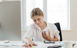 این علائم به زنان هشدار حمله قلبی می‌ دهد