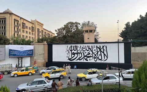 تصویر پرچم طالبان بر دیوارهای سفارت آمریکا در افغانستان 1 تصویر پرچم طالبان بر دیوارهای سفارت آمریکا در افغانستان