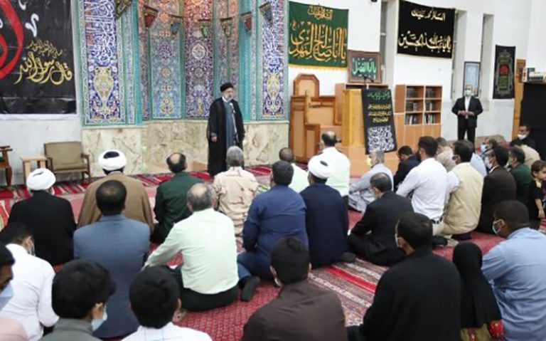 حضور رئیسی در جمع نمازگزاران چابهار