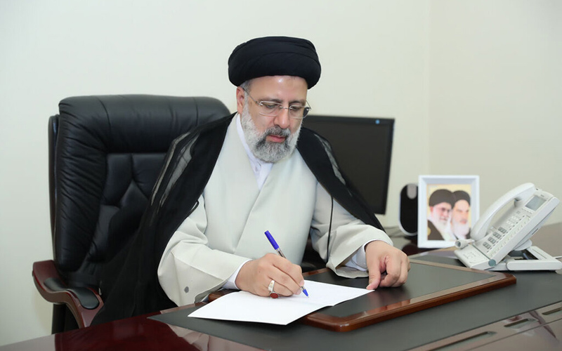 رئیس جمهوری یک قانون را برای اجرا ابلاغ کرد رئیس جمهوری یک قانون را برای اجرا ابلاغ کرد