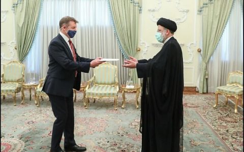 رئیسی خطاب به سفیر انگلیس: همکاری کشورها باید بر اساس احترام متقابل باشد 1 رئیسی خطاب به سفیر انگلیس: همکاری کشورها باید بر اساس احترام متقابل باشد