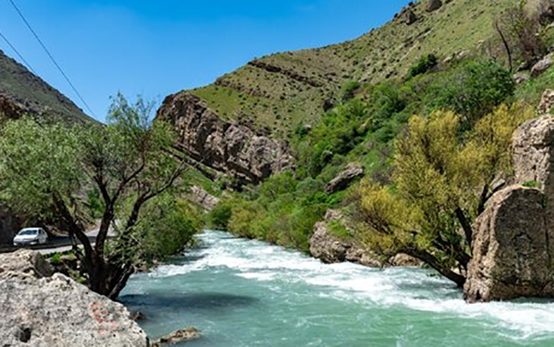 نجات یک گردشگر پس از پرت شدن از صخره به داخل رودخانه