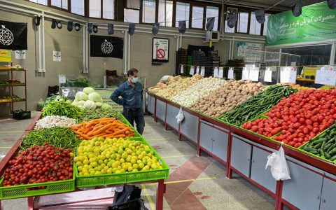 کاهش قیمت محصولات پرمصرف در میادین میوه و تره بار تهران / نرخنامه 1 کاهش قیمت محصولات پرمصرف