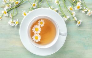۷ خاصیت دمنوش بابونه برای سلامتی و زیبایی