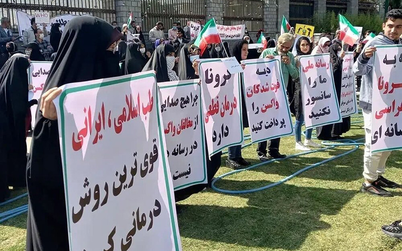 تجمع ضدواکسن‌ها مقابل مجلس