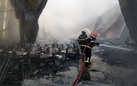 حریق در یک بارانداز ۲۰۰۰ متری در بازار بزرگ تهران 1 حریق در یک بارانداز ۲۰۰۰ متری در بازار بزرگ تهران