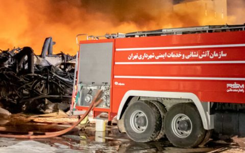خسارت به جا مانده از آتش‌سوزی در کارخانه موادغذایی در زرندیه