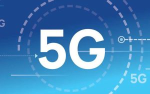 سه شرکت سامسونگ، کوالکام و ورایزون در تست‌های آزمایشگاهی 5G، به سرعت خارق‌العاده‌ی آپلود ۷۱۱ مگابیت بر ثانیه دست یافتند. بنر ایرانی کارت کوالکام تکنولوژیز، سامسونگ الکترونیکز و ورایزون با استفاده از باندهای انباشه‌ی طیق موج‌های میلی‌متری، در یک تست آزمایشگاهی به سرعت آپلود 5G معادل ۷۱۱ مگابیت بر ثانیه رسیدند. این رکورد، سریع‌ترین سرعت به‌دست آمده برای سه شرکت یاد شده محسوب می‌شود. این سه شرکت برای جابه‌جا کردن مرزهای 5G، و دستیابی به این فناوری انقلابی، از نوآوری‌های خود بهره گرفته‌اند. به گزارش گیزموچاینا، این سرعت با ترکیب فرکانس ۴۰۰ مگاهرتز موج میلی‌متری 5G ورایزون، فرکانس ۲۰ مگاهرتز 4G و بهره گرفتن از جدیدترین فناوری‌های 5G از جمله تکنولوژی تجمع حامل میلی‌متری MIMO تک کاربره (SU-MIMO) به‌دست آمده است. سامسونگ در این آزمایش از یک ماکرو فشرده‌ی 5G با فرکانس ۲۸ مگاهرتز استفاده کرده است، درحالی‌که دستگاه مورد استفاده در این تست، از سیستم مودم پرچم‌دار RF-5G اسنپدراگون X65 کوالکام بهره گرفته است. ماکرو کامپکت سامسونگ، برای ارائه‌ی موج میلی‌متری 5G، یک باند پایه، رادیو و آنتن را در یک فاکتور فیزیکی ترکیب کرده است. احتمال دارد به‌مظنور استقرار سریع 5G، این راهکار کوچک و سبک‌وزن، به‌راحتی در کناره‌های ساختمان‌ها و همچنین روی قطب‌های تأسیسات نصب شود. اسنپدراگون X65، نسل چهارم سیستم مودم RF موج میلی‌متری 5G کوالکام برای گوشی‌های هوشمند، رایانه‌ها و ... است. انتظار می‌رود اولین دستگاه‌های مجهز به این سیستم در اواخر سال ۲۰۲۱ روانه‌ی بازار شوند. گوشی‌های هوشمند کنونی، از مودم 5G اسنپدراگون X60 بهره می‌برند. مودم اسنپدراگون X60 5G دستیابی به سرعت آپلود ۷۱۱ مگابیت بر ثانیه، امکان آپلود یک‌پارچه و فوق‌العاده سریع ویدئو و عکس را در فضای ابری یا رسانه‌های اجتماعی به ارمغان خواهد آورد. چنین سرعتی همچنین به دانش‌آموزان و کارمندان اجازه می‌دهد تا فایل‌های حجیم را به‌راحتی آپلود و همگام‌سازی و علاوه‌براین به‌طور هم‌زمان اسناد مختلف را درفضای ابری ویرایش کنند. مقاله‌ی مرتبط: دولت کانادا خدمات 5G را در اطراف فرودگاه‌ها محدود می‌کند تعداد کاربران جهانی 5G هواوی از مرز ۴۹۰ میلیون نفر گذر کرد دستیابی به این سرعت، موارد استفاده‌ی جدیدی برای شبکه‌های خصوصی شرکت‌ها ایجاد خواهد کرد. سرعت بالای ارتباط می‌تواند راه‌کارهای کنترل کیفیت را برای تولیدکنندگانی که از هوش مصنوعی به‌منظور شناسایی عیوب کوچک در محصولاتی که فقط از طریق فیدهای ویدئویی فوق HD قابل مشاهده است، فعال کند. از جمله کاربردهای دیگر این سرعت می‌توان به ایجاد راه‌کارهای بارگذاری فشرده، قابلیت‌های ویدئویی و ارائه‌ی تجربیات مبتنی بر واقعیت افزوده به مشتریان اشاره کرد. علاوه‌بر این، شرکت‌های مختلف از مزایای سرعت آپلود بالا بهره خواهند برد. همان‌طور که اشاره شد، تولیدکنندگان نیز قادر خواهند بود از هوش مصنوعی برای شناسایی عیوب محصولات بهره ببرند. سایر فناوری‌های بارگذاری فشرده مثل مکان‌های چندگانه، قابلیت‌های ویدئویی و واقعیت افزود نیز از این سرعت بالا بهره خواهند برد.