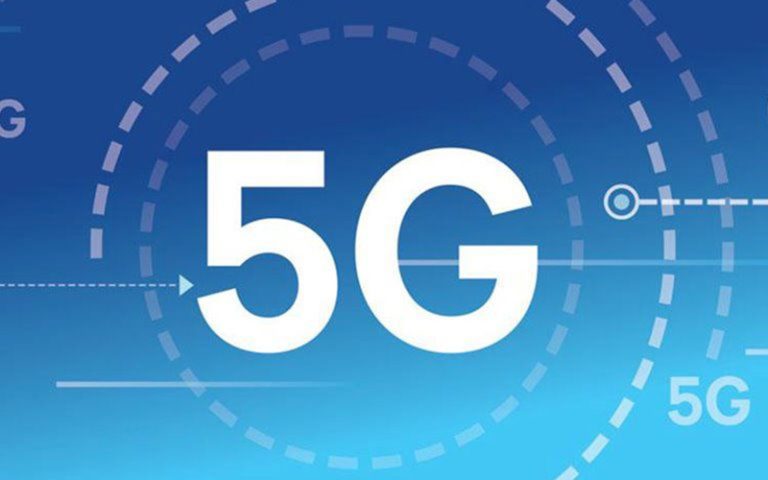 سه شرکت سامسونگ، کوالکام و ورایزون در تست‌های آزمایشگاهی 5G، به سرعت خارق‌العاده‌ی آپلود ۷۱۱ مگابیت بر ثانیه دست یافتند. بنر ایرانی کارت کوالکام تکنولوژیز، سامسونگ الکترونیکز و ورایزون با استفاده از باندهای انباشه‌ی طیق موج‌های میلی‌متری، در یک تست آزمایشگاهی به سرعت آپلود 5G معادل ۷۱۱ مگابیت بر ثانیه رسیدند. این رکورد، سریع‌ترین سرعت به‌دست آمده برای سه شرکت یاد شده محسوب می‌شود. این سه شرکت برای جابه‌جا کردن مرزهای 5G، و دستیابی به این فناوری انقلابی، از نوآوری‌های خود بهره گرفته‌اند. به گزارش گیزموچاینا، این سرعت با ترکیب فرکانس ۴۰۰ مگاهرتز موج میلی‌متری 5G ورایزون، فرکانس ۲۰ مگاهرتز 4G و بهره گرفتن از جدیدترین فناوری‌های 5G از جمله تکنولوژی تجمع حامل میلی‌متری MIMO تک کاربره (SU-MIMO) به‌دست آمده است. سامسونگ در این آزمایش از یک ماکرو فشرده‌ی 5G با فرکانس ۲۸ مگاهرتز استفاده کرده است، درحالی‌که دستگاه مورد استفاده در این تست، از سیستم مودم پرچم‌دار RF-5G اسنپدراگون X65 کوالکام بهره گرفته است. ماکرو کامپکت سامسونگ، برای ارائه‌ی موج میلی‌متری 5G، یک باند پایه، رادیو و آنتن را در یک فاکتور فیزیکی ترکیب کرده است. احتمال دارد به‌مظنور استقرار سریع 5G، این راهکار کوچک و سبک‌وزن، به‌راحتی در کناره‌های ساختمان‌ها و همچنین روی قطب‌های تأسیسات نصب شود. اسنپدراگون X65، نسل چهارم سیستم مودم RF موج میلی‌متری 5G کوالکام برای گوشی‌های هوشمند، رایانه‌ها و ... است. انتظار می‌رود اولین دستگاه‌های مجهز به این سیستم در اواخر سال ۲۰۲۱ روانه‌ی بازار شوند. گوشی‌های هوشمند کنونی، از مودم 5G اسنپدراگون X60 بهره می‌برند. مودم اسنپدراگون X60 5G دستیابی به سرعت آپلود ۷۱۱ مگابیت بر ثانیه، امکان آپلود یک‌پارچه و فوق‌العاده سریع ویدئو و عکس را در فضای ابری یا رسانه‌های اجتماعی به ارمغان خواهد آورد. چنین سرعتی همچنین به دانش‌آموزان و کارمندان اجازه می‌دهد تا فایل‌های حجیم را به‌راحتی آپلود و همگام‌سازی و علاوه‌براین به‌طور هم‌زمان اسناد مختلف را درفضای ابری ویرایش کنند. مقاله‌ی مرتبط: دولت کانادا خدمات 5G را در اطراف فرودگاه‌ها محدود می‌کند تعداد کاربران جهانی 5G هواوی از مرز ۴۹۰ میلیون نفر گذر کرد دستیابی به این سرعت، موارد استفاده‌ی جدیدی برای شبکه‌های خصوصی شرکت‌ها ایجاد خواهد کرد. سرعت بالای ارتباط می‌تواند راه‌کارهای کنترل کیفیت را برای تولیدکنندگانی که از هوش مصنوعی به‌منظور شناسایی عیوب کوچک در محصولاتی که فقط از طریق فیدهای ویدئویی فوق HD قابل مشاهده است، فعال کند. از جمله کاربردهای دیگر این سرعت می‌توان به ایجاد راه‌کارهای بارگذاری فشرده، قابلیت‌های ویدئویی و ارائه‌ی تجربیات مبتنی بر واقعیت افزوده به مشتریان اشاره کرد. علاوه‌بر این، شرکت‌های مختلف از مزایای سرعت آپلود بالا بهره خواهند برد. همان‌طور که اشاره شد، تولیدکنندگان نیز قادر خواهند بود از هوش مصنوعی برای شناسایی عیوب محصولات بهره ببرند. سایر فناوری‌های بارگذاری فشرده مثل مکان‌های چندگانه، قابلیت‌های ویدئویی و واقعیت افزود نیز از این سرعت بالا بهره خواهند برد.