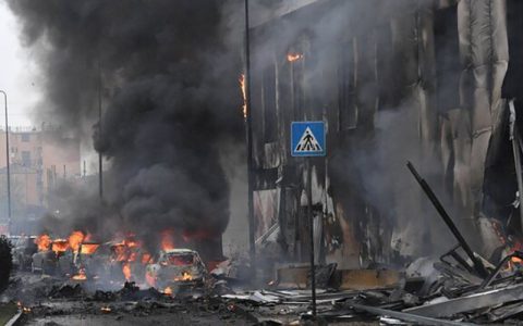سقوط یک فروند هواپیمای سبک روی ساختمانی در ایتالیا 1 سقوط یک فروند هواپیمای سبک روی ساختمانی در ایتالیا