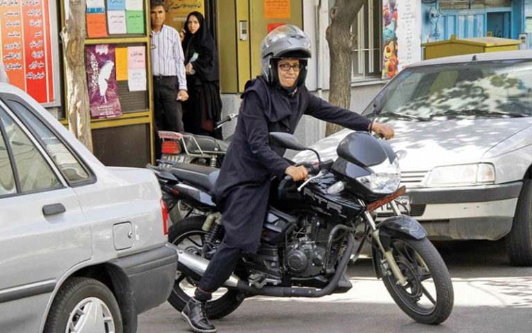 صدور گواهینامه موتورسواری برای زنان منع قانونی دارد