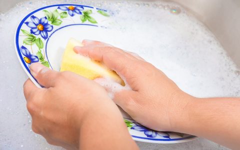 ۶ فایده باورنکردنی شستن ظروف با دست