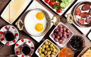 ۶ گزینه غذایی موثر برای خلاص شدن از کسالت صبحگاهی