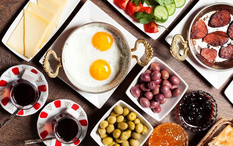 ۶ گزینه غذایی موثر برای خلاص شدن از کسالت صبحگاهی