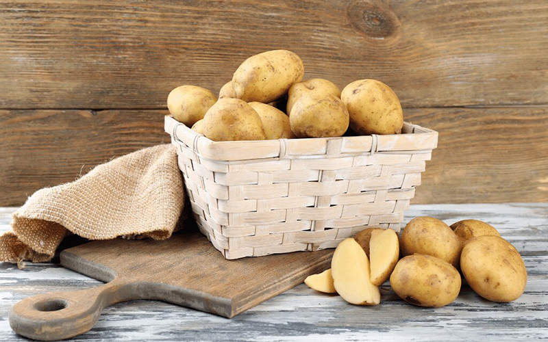 ۸ دلیل شگفت‌انگیز برای نوشیدن آب سیب‌زمینی خام