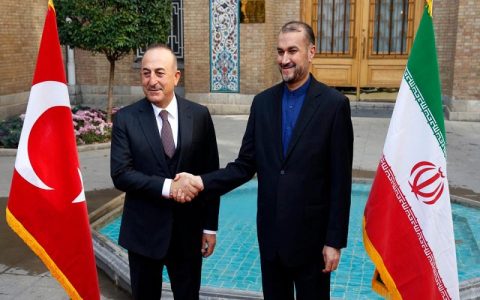 المانیتور: فرمانده سپاه در سوریه به درخواست اسد برکنار شد/ اسپوتنیک: رئیسی خواستار مبارزه مشترک ایران و ترکیه با تروریسم شد/ الجزیره: وزیرامور خارجه ترکیه به ایران سفر کرد 1 «بازتاب» سعادت شریفی پور - رسانههای معتبر خارجی در ساعات گذشته از تحولات و رویدادهای مرتبط با ایران غافل نبوده و مطالب قابلتأملی را پیرامون مسائل مرتبط با ایران به رشته تحریر درآوردند مثل پایگاه خبری المانیتور، خبرگزاری اسپوتنیک و شبکه خبری الجزیره تأکید بر موضوعاتی چون فرمانده سپاه در سوریه به درخواست اسد برکنار شد، رئیسی خواستار مبارزه مشترک ایران و ترکیه با تروریسم شد، وزیرامور خارجه ترکیه به ایران سفر کرد، نوشتند.