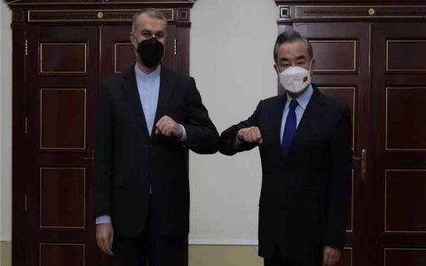 اسپوتنیک: چین و ایران در حال مذاکره هستند/ المانیتور: مذاکرات هسته ای ایران هفته آینده از سرگرفته می شود/ اوراسیاریویو: ایران و طالبان در مورد پروژه راه آهن گفتگو می کنند 1 «بازتاب» سعادت شریفی پور - رسانههای معتبر خارجی در ساعات گذشته از تحولات و رویدادهای مرتبط با ایران غافل نبوده و مطالب قابلتأملی را پیرامون مسائل مرتبط با ایران به رشته تحریر درآوردند مثل خبرگزاری اسپوتنیک، پایگاه خبری المانیتور و اندیشکده اوراسیاریویو تأکید بر موضوعاتی چون چین و ایران در حال مذاکره هستند، مذاکرات هسته ای ایران هفته آینده از سرگرفته می شود، ایران و طالبان در مورد پروژه راه آهن گفتگو می کنند، نوشتند.