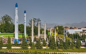 «بازتاب» سعادت شریفی پور - رسانه‌های معتبر خارجی در ساعات گذشته از تحولات و رویدادهای مرتبط با ایران غافل نبوده و مطالب قابل‌تأملی را پیرامون مسائل مرتبط با ایران به رشته تحریر درآوردند مثل خبرگزاری اسپوتنیک، روزنامه گاردین و کانال خبری آروتز شوا تأکید بر موضوعاتی چون ایالات متحده ممنوعیت سفر ایرانیان را لغو کرد، حمله با پهپاد به خانه نخست وزیر عراق انجام شد، رزمایش نظامی ایران هشدار جدی برای دشمنان است، نوشتند.