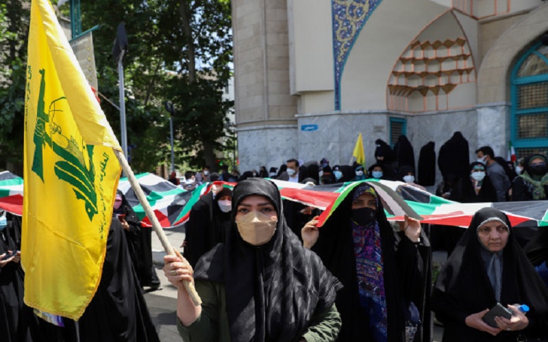 «بازتاب» سعادت شریفی پور - رسانه‌های معتبر خارجی در ساعات گذشته از تحولات و رویدادهای مرتبط با ایران غافل نبوده و مطالب قابل‌تأملی را پیرامون مسائل مرتبط با ایران به رشته تحریر درآوردند مثل اندیشکده اوراسیاریویو، روزنامه ایندیا تایمز و روزنامه اورشلیم پُست تأکید بر موضوعاتی چون ایرانیان روی پشت بام زندگی می کنند، آمریکا متعهد شد با ایران مقابله کند، اسرائیل از درگیری با محور مقاومت می ترسد، نوشتند.