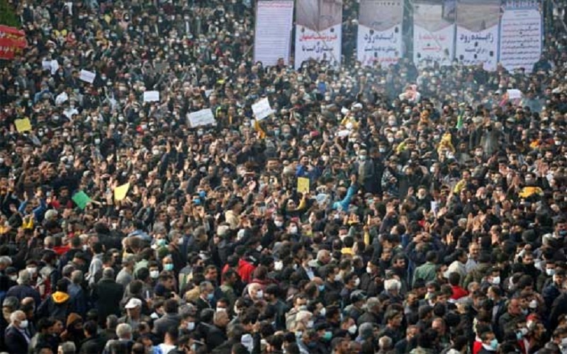 «بازتاب» سعادت شریفی پور - رسانه‌های معتبر خارجی در ساعات گذشته از تحولات و رویدادهای مرتبط با ایران غافل نبوده و مطالب قابل‌تأملی را پیرامون مسائل مرتبط با ایران به رشته تحریر درآوردند مثل شبکه خبری الجزیره، روزنامه دِ هیل و پایگاه خبری المانیتور تأکید بر موضوعاتی چون هزاران نفر در اصفهان تظاهرات کردند، بایدن نمی تواند اجازه دهد توافق هسته ای ایران به فاجعه منجر شود، ایران تحریم های آمریکا به دلیل دخالت در انتخابات را محکوم کرد، نوشتند.