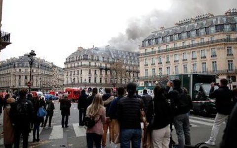 آتش‌سوزی وسیع در ساختمانی در مرکز پاریس