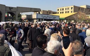 تجمع بازنشستگان «هما» در فرودگاه مهر‌آباد