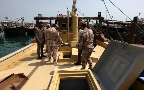 توقیف ۲ فروند شناور حامل سوخت قاچاق در جزیره قشم 1 توقیف ۲ فروند شناور حامل سوخت قاچاق در جزیره قشم