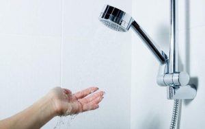 خطرات تمیز نکردن به موقع دوش حمام