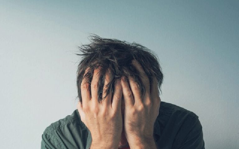 چطور از شر افکار منفی و مزاحم راحت شویم؟