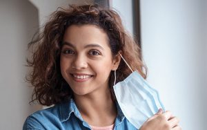 ۳ راهکار ساده برای جوش نزدن زیر ماسک