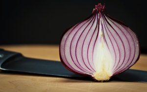 ۶ خاصیت معجزه‌آسای پیاز برای سالمندان