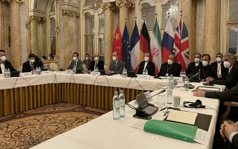 «بازتاب» سعادت شریفی پور - رسانه‌های معتبر خارجی در ساعات گذشته از تحولات و رویدادهای مرتبط با ایران غافل نبوده و مطالب قابل‌تأملی را پیرامون مسائل مرتبط با ایران به رشته تحریر درآوردند مثل خبرگزاری اسپوتنیک، پایگاه خبری المانیتور و اندیشکده اوراسیاریویو بر موضوعاتی چون آمریکا به مذاکرات وین پایان داد، نقشه راه اقتصادی رئیسی چقدر قابل اجرا است؟ استراتژی هسته ای ایران چیست؟ نوشتند.