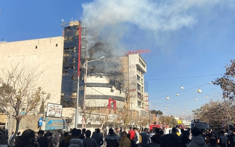 اطفاءِ آتش‌سوزی پاساژ تجاری در کرمان