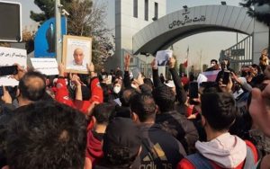 تجمع اعتراضی هواداران پرسپولیس مقابل وزارت ورزش
