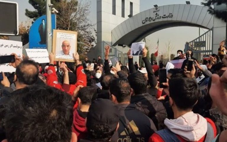 تجمع اعتراضی هواداران پرسپولیس مقابل وزارت ورزش
